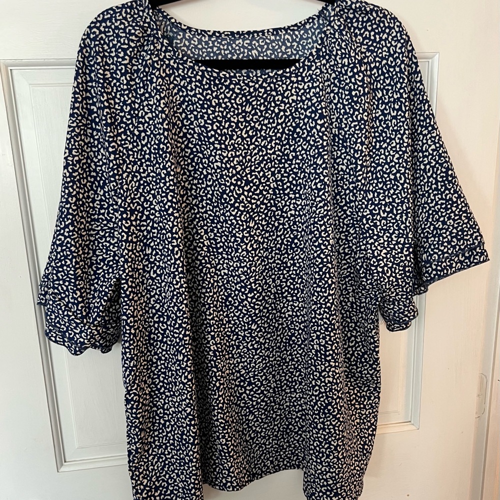 🏷️Navy and White Patterned Women's Top